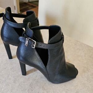 Michael kors Lawson leather open toe botie  size 7